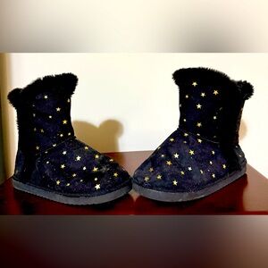 Girls, size 2 faux suede & fur mid rise boots. Gold stars. Great condition.